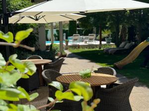 The swimming pool at or close to Amfora Panzió