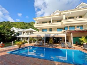 Bazén v ubytování Crown Beach Hotel Seychelles nebo v jeho okolí