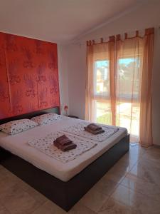 sypialnia z łóżkiem i dwoma ręcznikami na nim w obiekcie Apartman Lozančić w mieście Vir