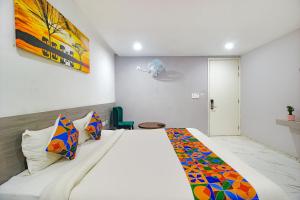 FabHotel SSR Fern Suites - 100M from GSM Mall Madeenaguda客房内的一张或多张床位