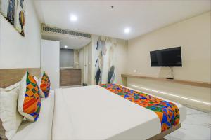 FabHotel SSR Fern Suites - 100M from GSM Mall Madeenaguda的电视和/或娱乐中心