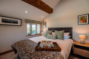 - une chambre avec un grand lit et un plateau dans l'établissement Berristall Head Farm Cottage, à Purmerend
