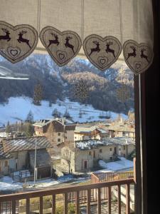 a window with a view of a snowy mountain at Appartamento G&G in Pontechianale