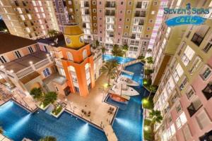 纳仲天Seven Seas Cote D'azur Jomtien的城市高楼泳池的顶部景观