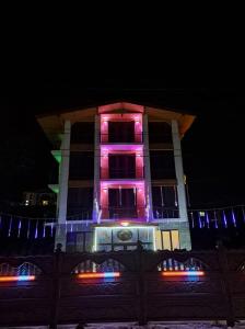 Un edificio con luces rosas y moradas. en Hotel Nine 9, en Bakuriani