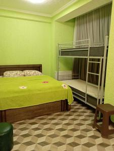 1 dormitorio con litera y 1 litera en Hotel Nine 9, en Bakuriani 16 fotos más