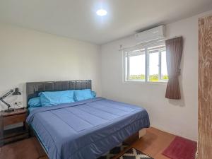Ένα ή περισσότερα κρεβάτια σε δωμάτιο στο Tipsy Sea View Apartment