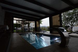 Bazén v ubytování HOTEL LA CABANA BERGA nebo v jeho okolí