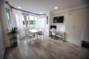 Μια τηλεόραση ή/και κέντρο ψυχαγωγίας στο Luxury Apartment 30m from beach