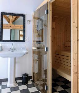 een badkamer met een douche en een wastafel bij L'Ancienne Boulangerie in Chavagnes