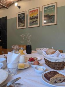 een tafel met brood en eieren erop bij L'Ancienne Boulangerie in Chavagnes +85 foto's