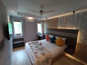 Postel nebo postele na pokoji v ubytování Crown Beach Hotel Seychelles