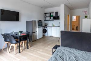 a living room with a dining table and a kitchen at Kleines zentrales Apartment in Goch - Netflix in Goch