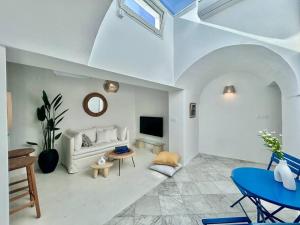 un soggiorno con un divano bianco e una TV di Zina Apartment Sidi Bou Said a Sidi Bou Saïd