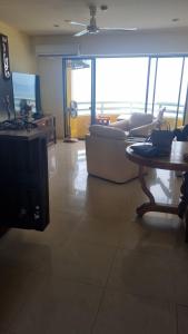 Μια τηλεόραση ή/και κέντρο ψυχαγωγίας στο Apartment with wonderful view, Mae Ramphueng Beach, Rayong