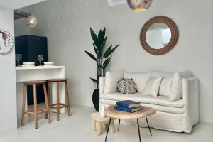 un soggiorno con un divano bianco e un tavolo di Zina Apartment Sidi Bou Said a Sidi Bou Saïd
