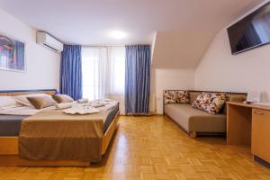 Postel nebo postele na pokoji v ubytování Hotel Vegov Hram