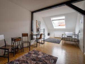 a room with two beds and a table and chairs at Urban Living unter den Dächern der Göttinger Altstadt in Göttingen +80 photos