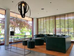 グリュックスブルクにあるFördeblick Annaのソファとテーブルのあるリビングルーム