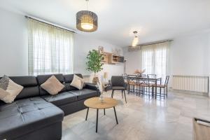 a living room with a couch and a table at Chalet con piscina a 10 minutos de Granada in Ogíjares