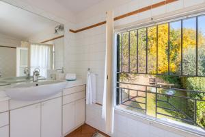 Un baño con lavabo y una gran ventana. en Private Jacuzzi - Villa Bellosguardo in Florence Historic Center, en Florencia 80 fotos más