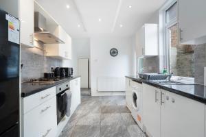 Thornaby on TeesにあるClassic 4-Bedroom Retreat close to Infinity Bridgeの白いキャビネットとシンクのあるキッチン +22枚の写真