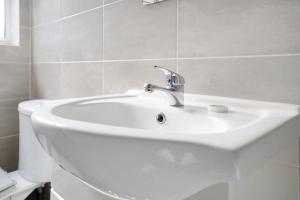 Thornaby on TeesにあるClassic 4-Bedroom Retreat close to Infinity Bridgeの白いタイル張りのバスルーム(白いシンク付)