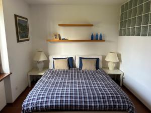 2 bedroom apt near Como lake 객실 침대