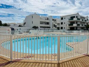 コスタ・テギセにあるEstudio Frente al Mar Casa Evaのバルコニーからスイミングプールの景色を望めます。