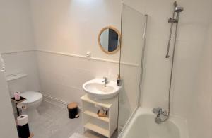 a bathroom with a sink and a shower and a toilet at Le Comptoir du Canal in Fleurey-sur-Ouche +28 photos