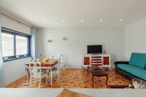 un soggiorno con un tavolo e un divano di Blue Villa by Hosty a Porto