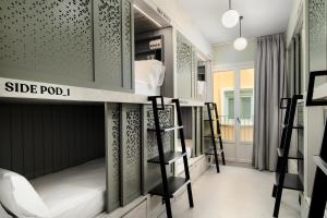 Katil atau katil-katil dalam bilik di Coeo Hernan Ruiz Rooftop Pool Hostel