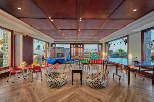 卡绍利Fortune Select Forest Hill, Kasauli - Member ITC Hotels' Group的儿童游戏室配有桌椅
