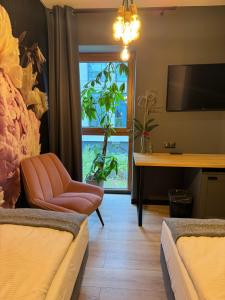 a living room with a desk and a window at Klimatyczne pokoje na Ligonia in Turza Śląska
