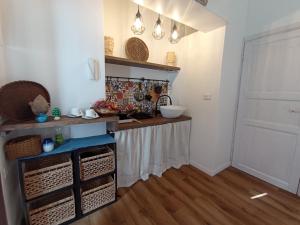 a kitchen with a counter with baskets and a table at La casetta del cortile in Siracusa
