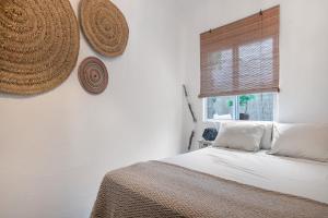 ein Schlafzimmer mit einem Bett und einem Fenster in der Unterkunft Casa Gecko in Benalmádena + 18 Fotos