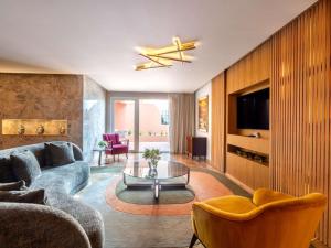 Televisyen dan/atau pusat hiburan di Sofitel Marrakech Palais Impérial & Spa