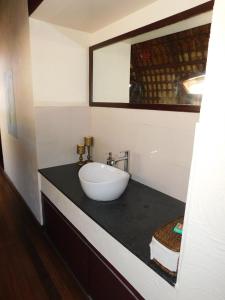 仙达里河景船屋的一间浴室
