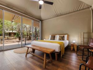 Postel nebo postele na pokoji v ubytování Cooinda Lodge Kakadu
