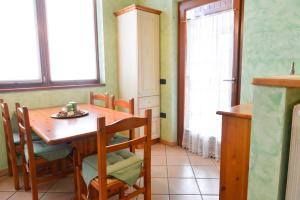 a dining room with a wooden table and chairs at Casa Miramonti in Ossana