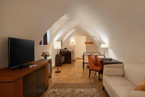 Televízia a/alebo spoločenská miestnosť v ubytovaní Mandarin Oriental, Prague