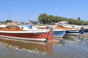 un grupo de barcos están atracados en el agua en Appartement Le Boïate, en La Teste-de-Buch 9 fotos más