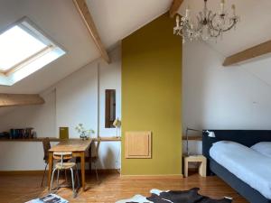 una camera da letto con un letto e un tavolo e una sala da pranzo di B&B van Basten Batenburg a Slenaken