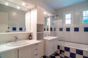 une salle de bain blanche avec deux lavabos et une douche dans l'établissement KER-MYR - Belle Maison de campagne familiale proche sentiers côtiers, à Baden 27 autres photos