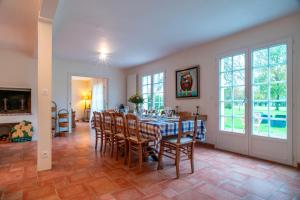 une grande salle à manger avec une table et des chaises dans l'établissement KER-MYR - Belle Maison de campagne familiale proche sentiers côtiers, à Baden