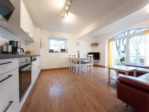 Una cocina y una sala de estar con una mesa. en Hof Köhne - Altes Bauernhaus - Wohnung Hase, en Schmallenberg