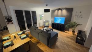 罗兹Skiper的带沙发和电视的客厅