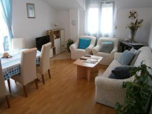 Χώρος καθιστικού στο Beautiful holiday apartment Sanela for relaxed vacation
