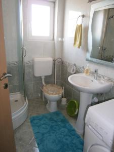 Ένα μπάνιο στο Beautiful holiday apartment Sanela for relaxed vacation