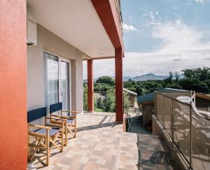 einen Balkon mit Stühlen und Bergblick in der Unterkunft Balcón del Cerro in Sierra de la Ventana